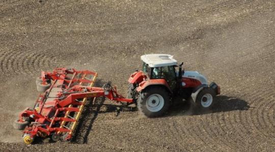 Első világháborús bomba szorult egy traktor tárcsái közé
