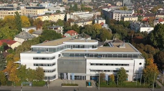 Az alkusz, akire az OMV, a Növényorvosi Kamara és még a Hévíz-Balaton Airport is rábízza magát – VIDEÓ