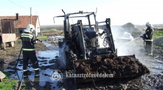Porig égett egy traktor a hétvégén – KÉPEK
