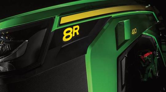 Így készült a legújabb John Deere 8R traktor – VIDEÓ