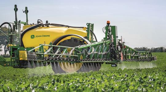 Videón a legújabb John Deere R700-as vontatott permetező! 