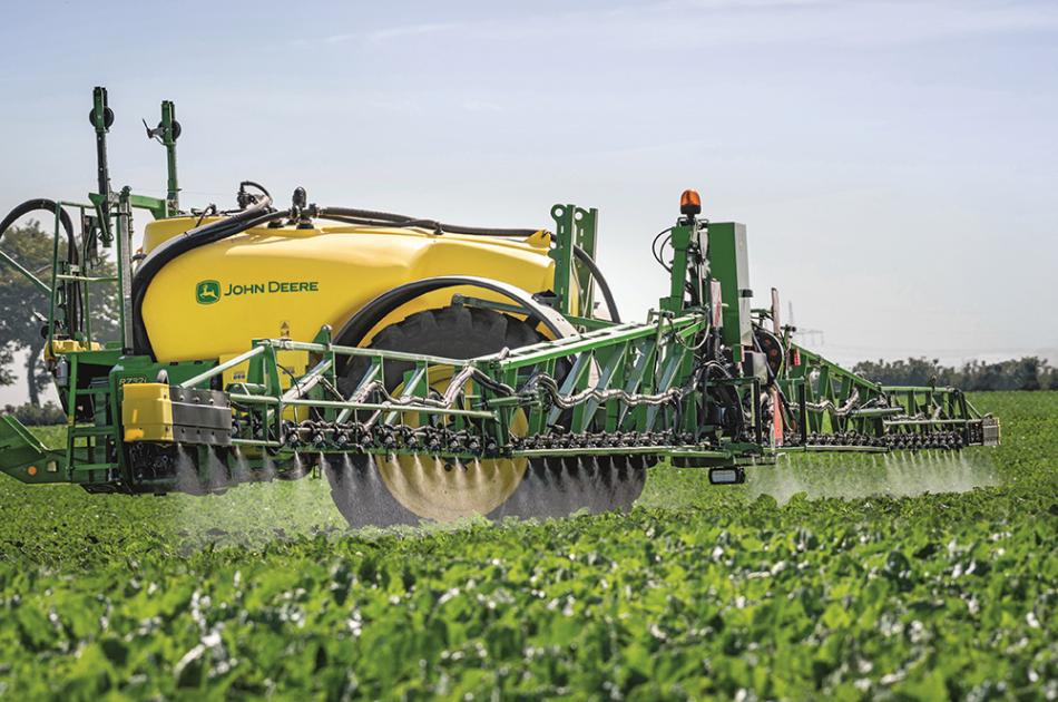 Videón a legújabb John Deere R700-as vontatott permetező! Videón a legújabb John Deere R700-as vontatott permetező!