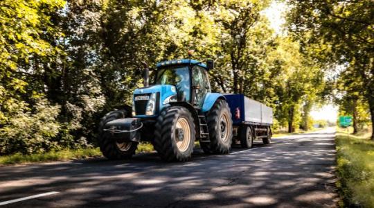 Büntetőfékezett egy traktor előtt – nem volt jó ötlet