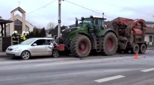 Szőrnyű tragédia: Egy kislány meghalt, amikor traktor csapódott a család autójába