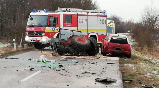 Darabjaira szakadt a traktor az ütközés következtében