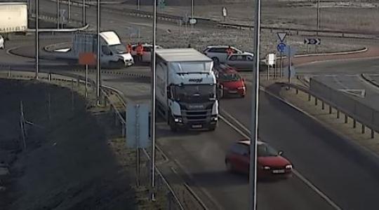 Körforgalomban tolató traktor és egyéb életveszélyes mutatványok – VIDEÓ