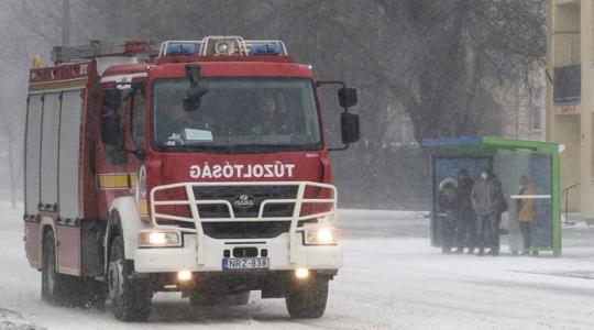 Akadozó tömegközlekedés, szünetelő áramellátás, kidőlt fák – hurrá, havazik! – KÉPEK