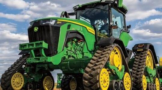 Ez tényleg egy gépszörny! Videón a legújabb John Deere 8RX hevederes traktor!