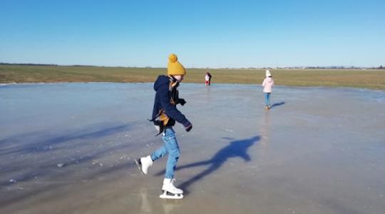 A jeges Balaton és korcsolyázás egy szántóföldön a belvízen – KÉPEK
