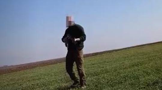 Felkavaró videó: puskát szegezett a kutyáját sétáltató férfira egy vadász
