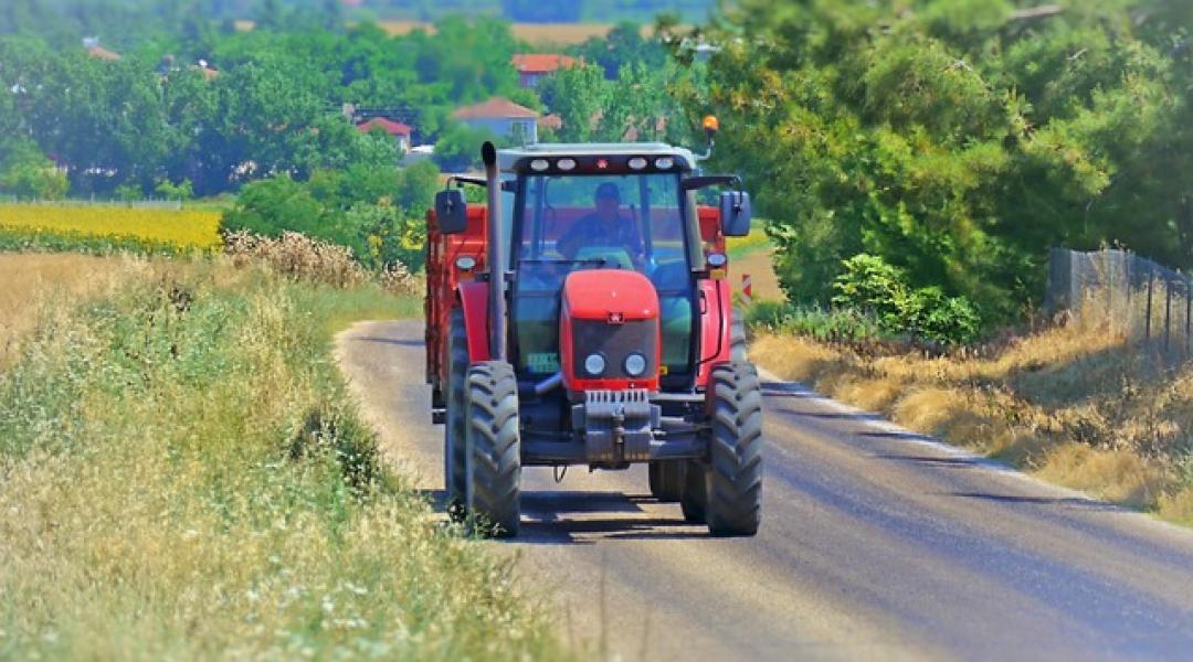 Indul a szezon, újra a közutakon a mezőgazdasági gépek!