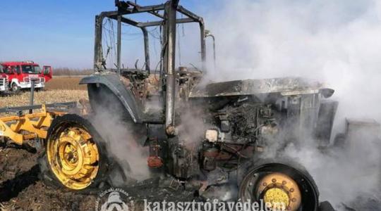 Porig égett egy traktor Szabolcsban – Videó
