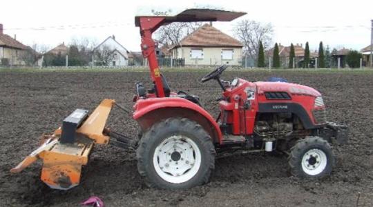 Súlyos balesetet okozott egy részeg traktoros