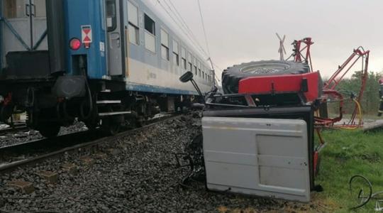 Halálos baleset történt: két vonattal is ütközött egy traktor!