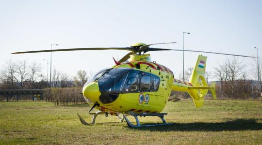 Traktor alá szorult egy ember – mentőhelikoptert kellett riasztani hozzá