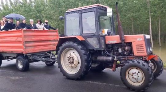 Traktorral járnak boltba az emberek, akkora az árvíz – videók