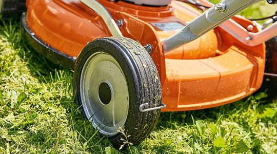 Soha többé kiégett pázsit! 4 tipp a nyári gyepápoláshoz
