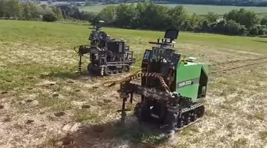 Miért furkál 24 000 titokzatos lyukat két robot Rezi határában?