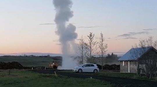 A házad mellett feltörő gejzír még Izlandon is meglepő – Videó