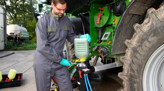 Forradalmi technológia a permetezőgép gyorsabb és biztonságosabb feltöltéséhez