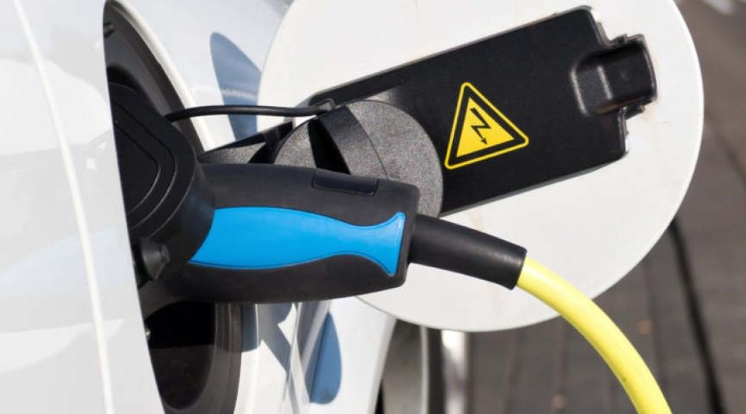 Már egyéni vállalkozók és gazdasági társaságok is pályázhatnak elektromos gépjárművekre