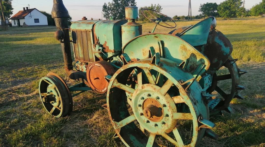 A lelkedet is kirázza és veszettül hangos… ilyen a körmös Hofherr traktor! – Videók