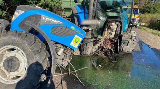 Ütközés miatt szétszakadt a traktor – Képek!