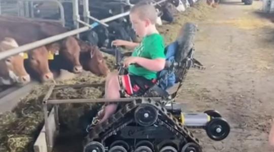 Valóra vált egy kisfiú álma: speciális kerekesszékkel ő is farmer lehet