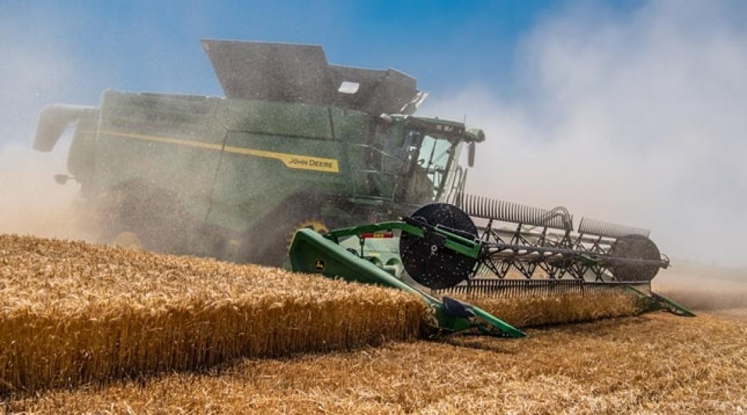 Minden szempontból óriási! Megérkezett a John Deere X9 kombájn! – Videó