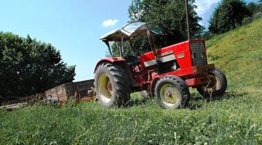 Traktor-blamázs: talált rendszámokat rakott a forgalomból kivont gépre a tulajdonos