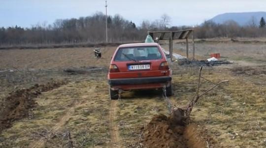Lehet-e kettes Golffal szántani? – Videó