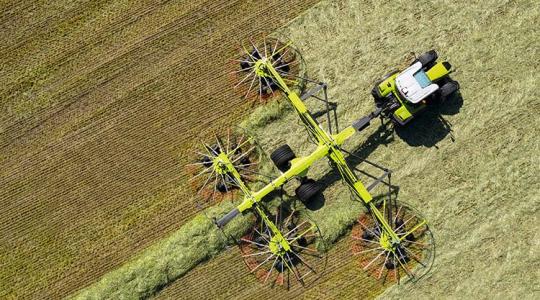 Új CLAAS négyrotoros rendképzők 9,30-15,00 méter közötti munkaszélességgel