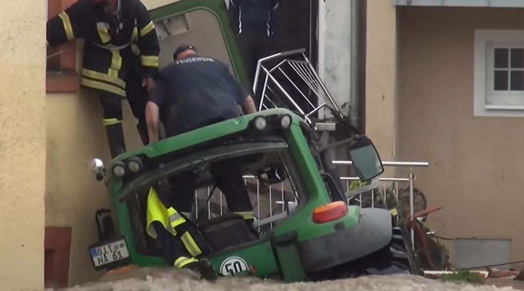 A traktort is elvitte az özönvíz! – Videók