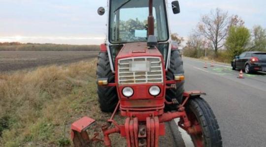 Az autó sofőrje kiütötte a traktor alól a kereket