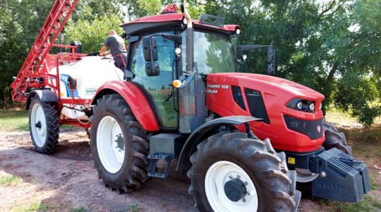 Munkában az IRUM TAGRO traktor és a Bargam Elios permetező