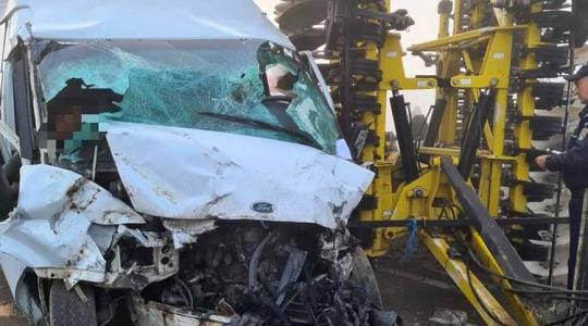 Baleset Tasnádszántón: egy traktor és egy kisbusz ütközött össze