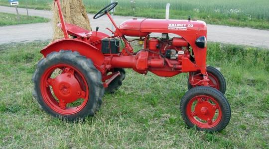 Jó az öreg traktor a háznál! Mindenes erőgép skandináv stílusban – Videó