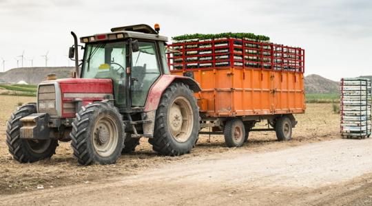 Vádat emeltek a traktoros ellen, aki a nyeregvason vitte utasát