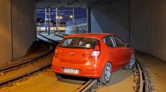 A villamos húzta ki a bajbajutott autót