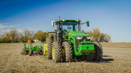 Ez már nem csak terv: szériagyártásban a John Deere önvezető traktora!