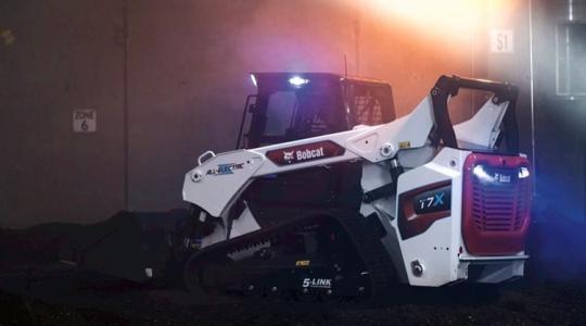 Itt a Bobcat T7X elektromos kompakt rakodógép: gyorsabb, komfortosabb, takarékosabb