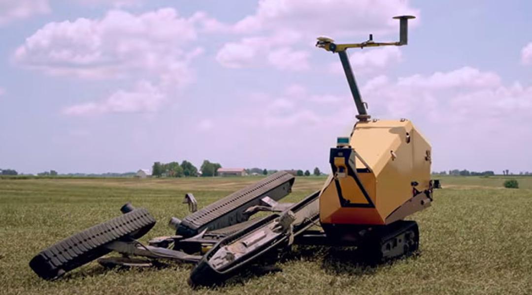 Rábíznád a munkát? Szépen dolgozik önállóan a bálagyűjtő és -szállító robot – Videó!