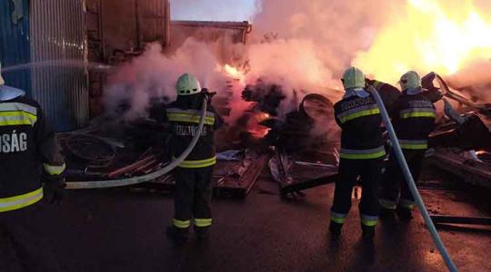 Felkavaró képek: 7 vízsugárral oltják a hatalmas tüzet Türjén