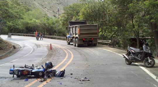 Meghalt a traktorral ütköző motoros