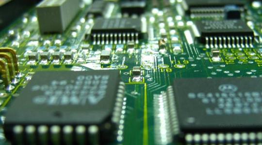 Chip- és alkatrészhiány, szállítási nehézségek – mikor tér magához az ipar?