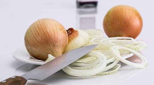 Ezentúl te sem fogsz könnyezni hagymaszeletelés közben