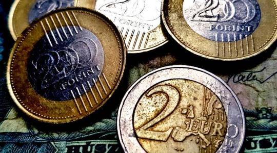 Jó hírek: erősödött a forint, csökkent a kőolaj ára