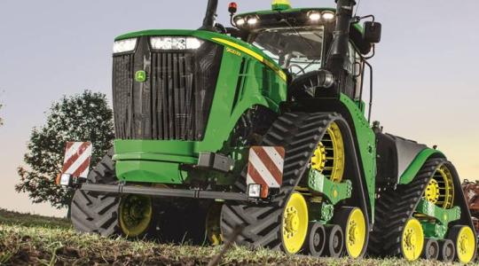 Erre a talajra ez a gumihevederes John Deere kell! – Videó