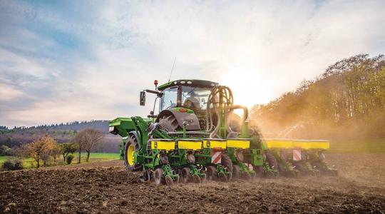 Videón az új John Deere szemenkénti vetőgép