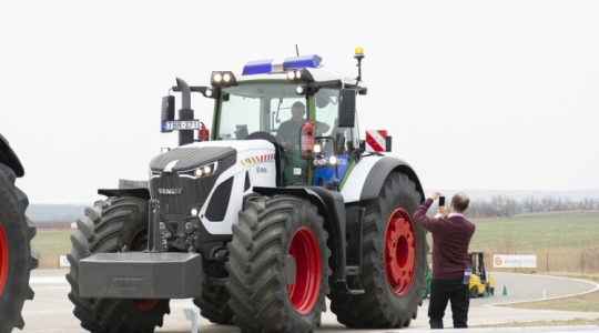 Rendőrtraktor és díjátadó – mozgalmas volt az AXIÁL Kft. rendezvénye